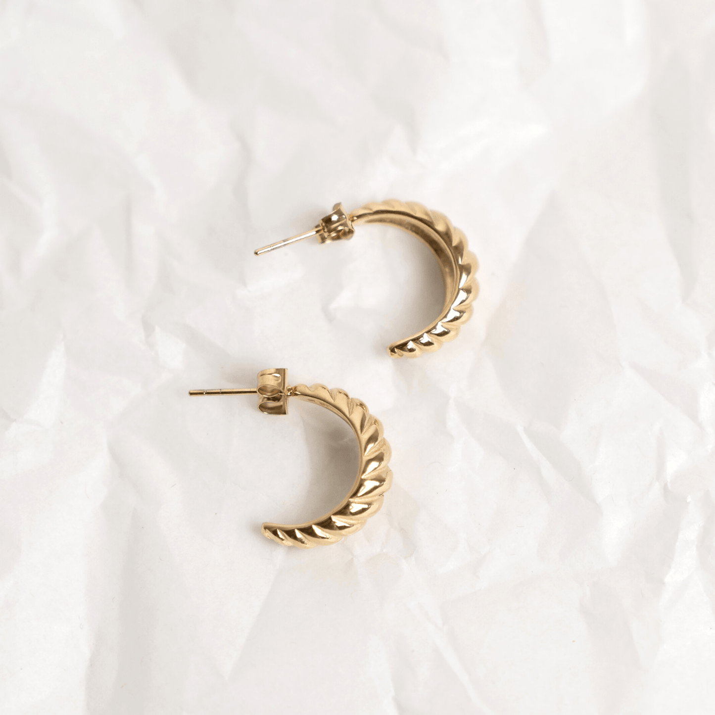 Leona Twist Hoop Earrings – Hypoallergenic & Waterproof - Maison Quin