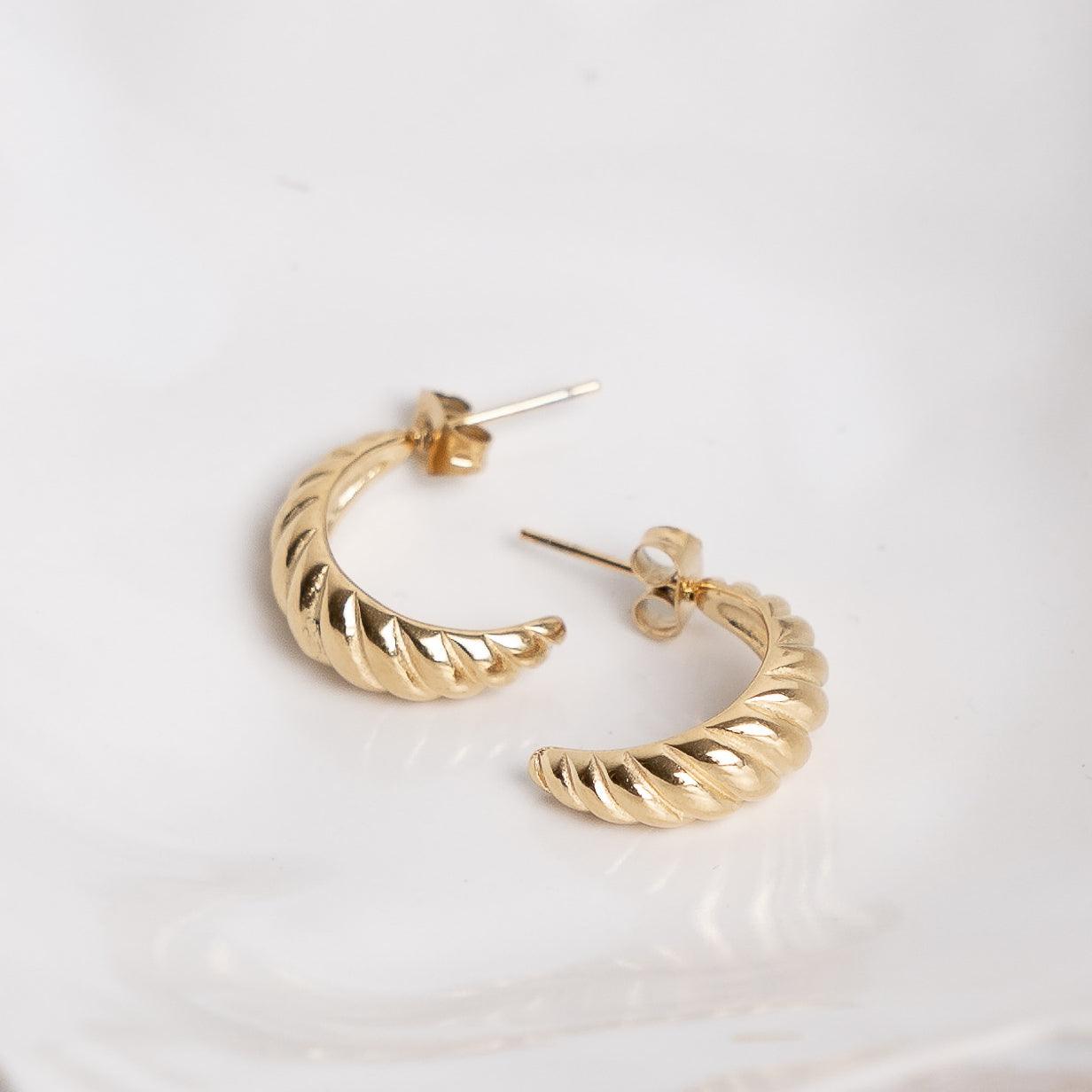 Leona Twist Hoop Earrings – Hypoallergenic & Waterproof - Maison Quin